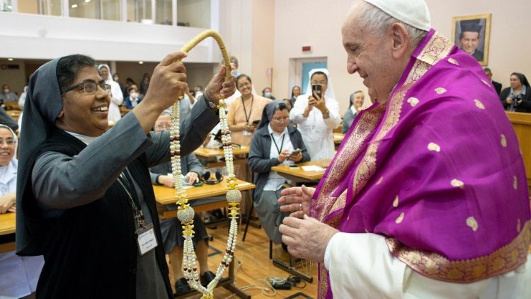 Una religiosa salesiana le regala un rosario al Papa