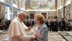Papa Francesco saluta Anna Maria Tarantola, presidente della Fondazione Centesimus Annus Pro Pontifice