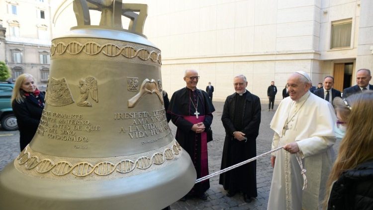Papież poświecił dzwony życia dla Ukrainy i Ekwadoru 