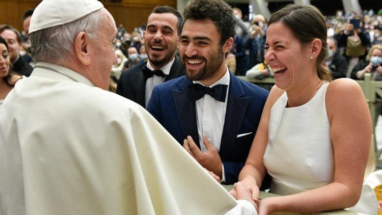 Papst Franziskus 2021 mit einem Hochzeitspaar bei einer Audienz