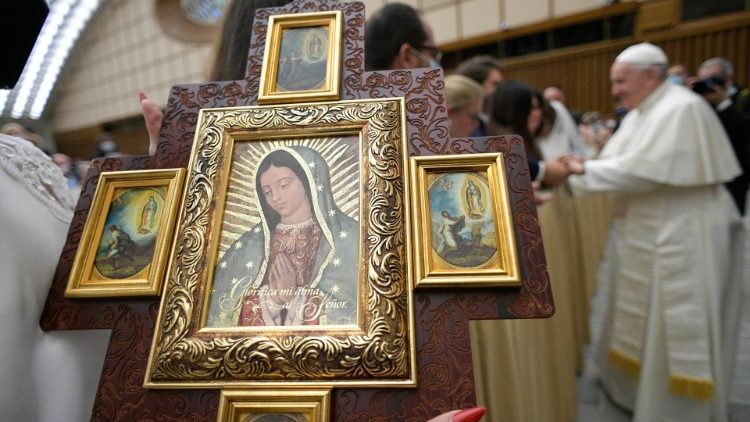 Uma imagem da Virgem de Guadalupe, tendo ao fundo o Papa Francisco (Vatican Media)