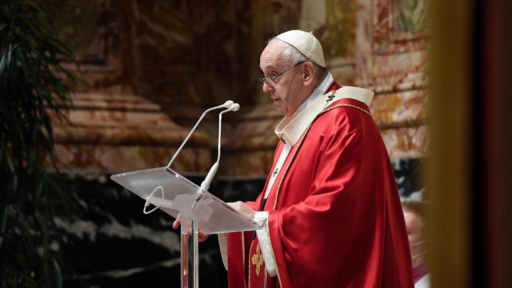 Pápež pri zádušnej omši za kardinálov, arcibiskupov a biskupov zosnulých za posledných 12 mesiacov (4. nov. 2021)