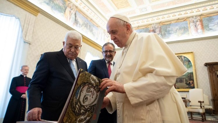 Папа падчас сустрэчы з Махмудам Абасам. Архіўнае фота (04.11.2021)