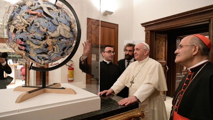 Папа падчас візіту ў Ватыканскую апостальскую бібліятэку