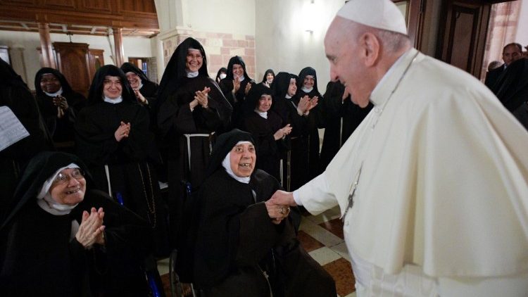 ĐTC bất ngờ thăm đan viện thánh Clara ở Assisi