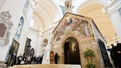 In pellegrinaggio ad Assisi, il Papa si considera povero tra i poveri