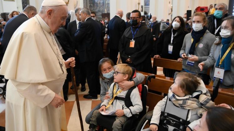 Den Stock hatte ein Teilnehmer des Treffens dem Papst geschenkt