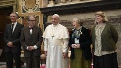Papa Francesco con gli insigniti del Premio Ratzinger