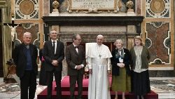 Le Pape posant avec le P. Lombardi et les lauréats 2020 et 2021 du prix Ratzinger.