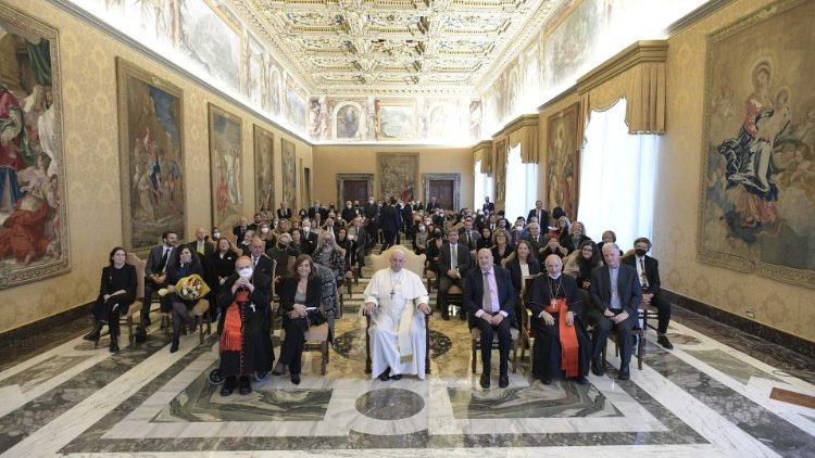 Le Pape, entouré de Valentina Alazraki et Philip Pullella et des journalistes accrédités au Bureau de presse du Saint-Siège