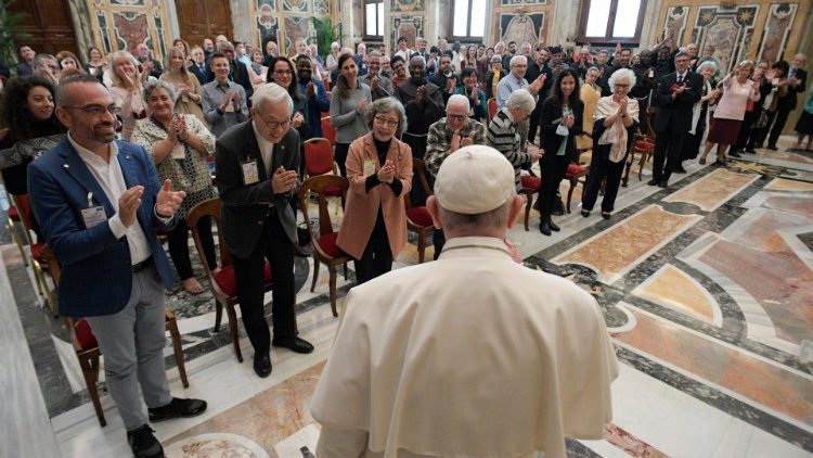 Papa Francisc i-a primit în audiență luni, 15 noiembrie, în Sala Clementină din Palatul Apostolic pe cei circa 120 de participanți la capitlul general al Ordinului Franciscan Terțiar