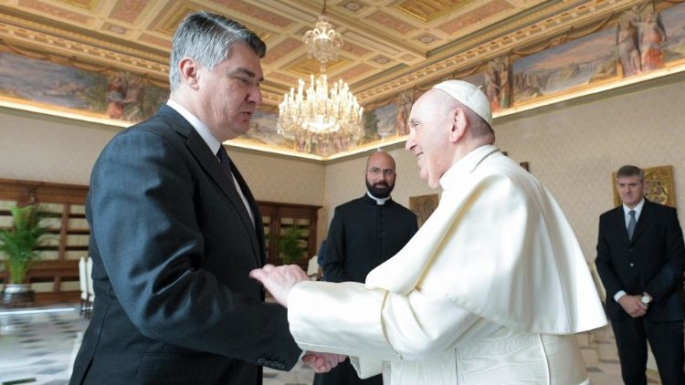 Tijekom leta, dok je zrakoplov prelijetao hrvatski zračni prostor, Papa je uputio brzojav predsjedniku RH Zoranu Milanoviću. Zajednička fotografija u Vatikanu (2021.)