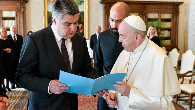 Папа Франциск и президент Республики Хорватия во время встречи в Ватикане (15 ноября 2021 г.)