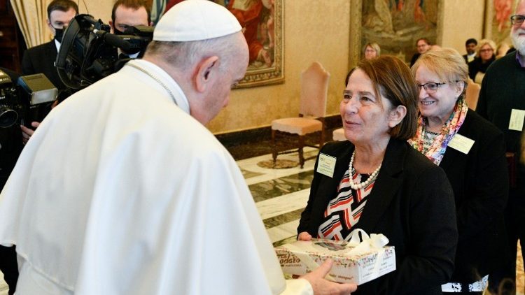 The Pope greets an Oblate Missionary Cooperator of the Immaculate