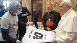 Le Pape se faisant offrir un maillot commémoratif du match du 21 novembre.