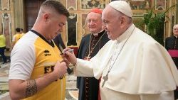 El Papa Francisco con uno de los jugadores del partido de fútbol "Fratelli tutti"