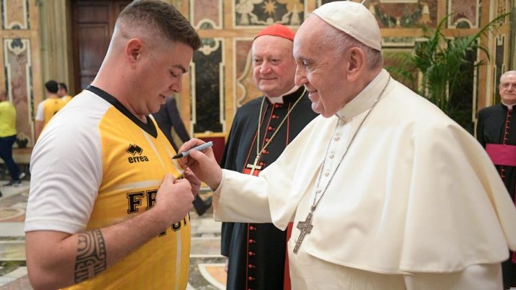 El Papa Francisco con uno de los jugadores del partido de fútbol "Fratelli tutti"