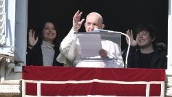 Le Pape François entouré de deux jeunes romains, lors de l'angélus du 21 novembre 2021