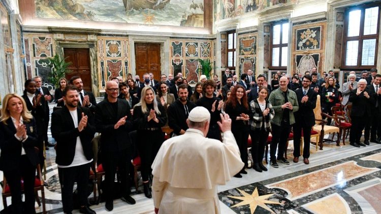 Le Pape François recevant les participants à un concours de Noël -du "Christmas contest"-, en salle Clémentine du Palais apostolique, lundi 22 novembre 2021. 