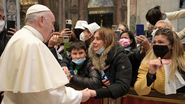 Le Pape saluant les membres de l'Association italienne des victimes de violence, le 24 novembre 2021 à la basilique Saint-Pierre.