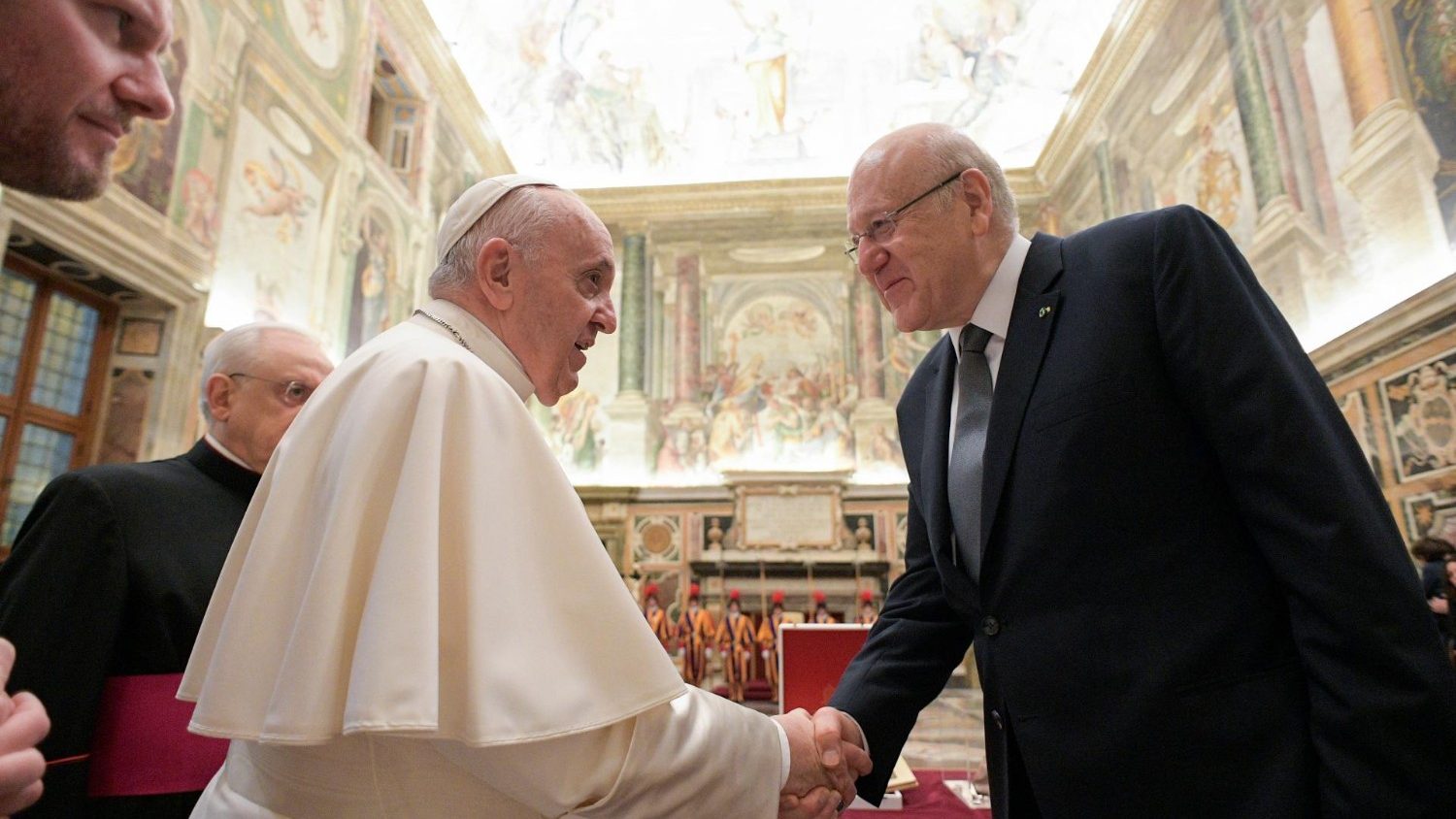 Paus menerima Perdana Menteri Lebanon Najib Mikati dalam audiensi di Vatikan