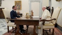 Le président Emmanuel Macron s'entretenant avec le Pape François, le 26 novembre 2021 au Vatican.