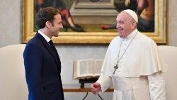 O Papa Francisco e o presidente francês Emmanuel Macron (Vatican Media)