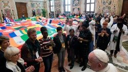 El Papa saluda a los organizadores del Festival de Giavera