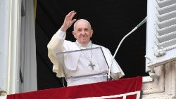 Le Pape François lors de l'angélus du dimanche 28 novembre 2021, premier dimanche de l'Avent, place saint-Pierre de Rome. 