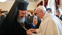Le patriarche orthodoxe Chrysostomos II et le Pape François à Chypre, en décembre 2021. 