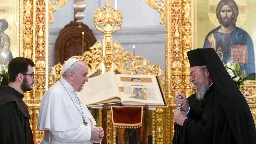 Pápež František s pravoslávnym arcibiskupom Cypru Chryzostomom II.