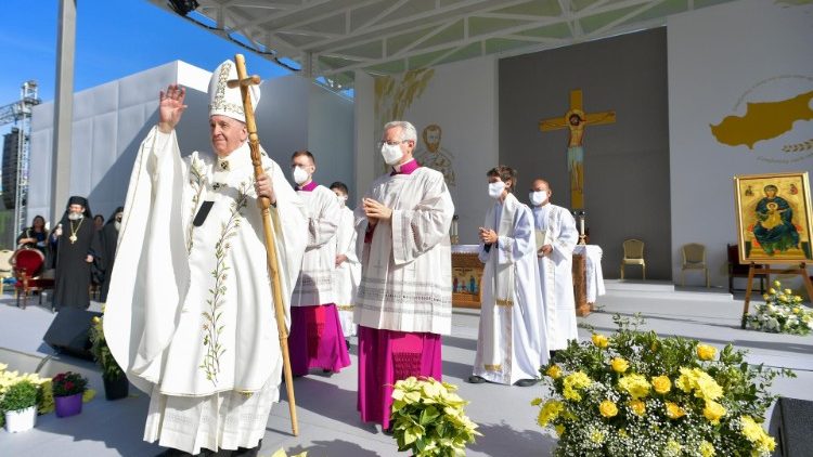 Le Pape salue la foule au terme de la messe célébrée au GSP Stadium de Nicosie, le vendredi 3 décembre 2021.