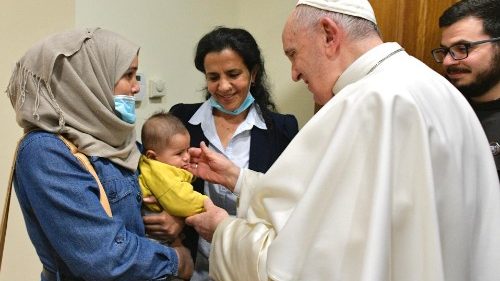 Durante el viaje apostólico a Grecia, en diciembre de 2021, el Papa Francisco saluda a una familia de migrantes en la Nunciatura.