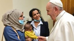 Cipro, il saluto del Papa in nunziatura a una mamma e al suo piccolo partorito in mare