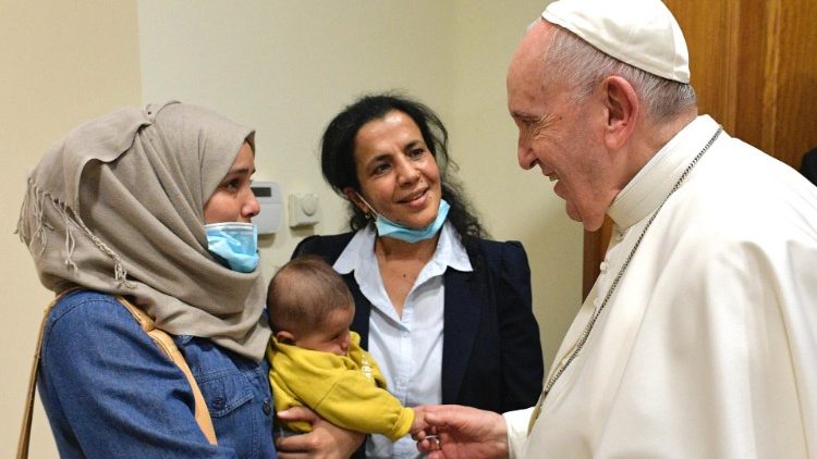 Cipro, il saluto del Papa in nunziatura a una mamma e al suo piccolo partorito in mare