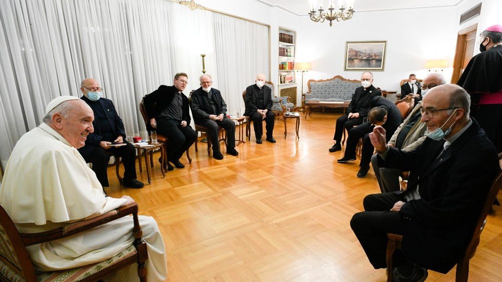 Pápež František s rehoľnými spolubratmi v Aténach (4. dec. 2021)
