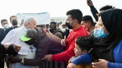 Le Pape étreint par un migrant africain, le 5 décembre 2021 à Lesbos.