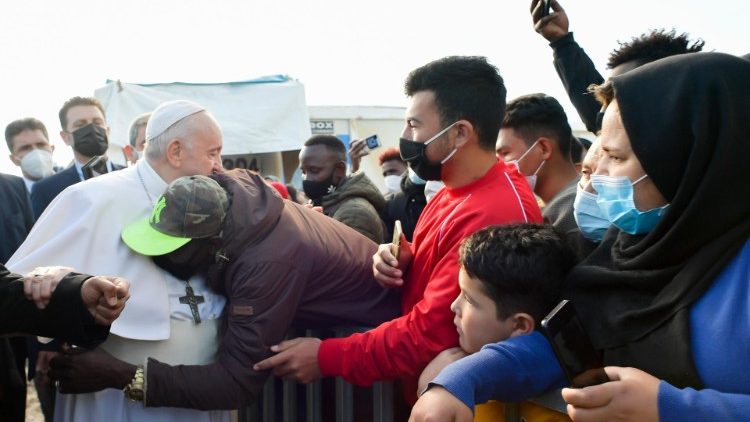 Le Pape étreint par un migrant africain, le 5 décembre 2021 à Lesbos.