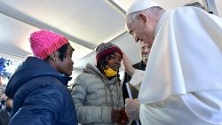 Papst Franziskus trifft Flüchtlinge auf Mytilene