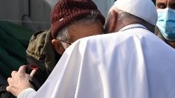 Papa Francesco e l'abbraccio ad un migrante nel centro Rifugiati di Mytilene, in Grecia