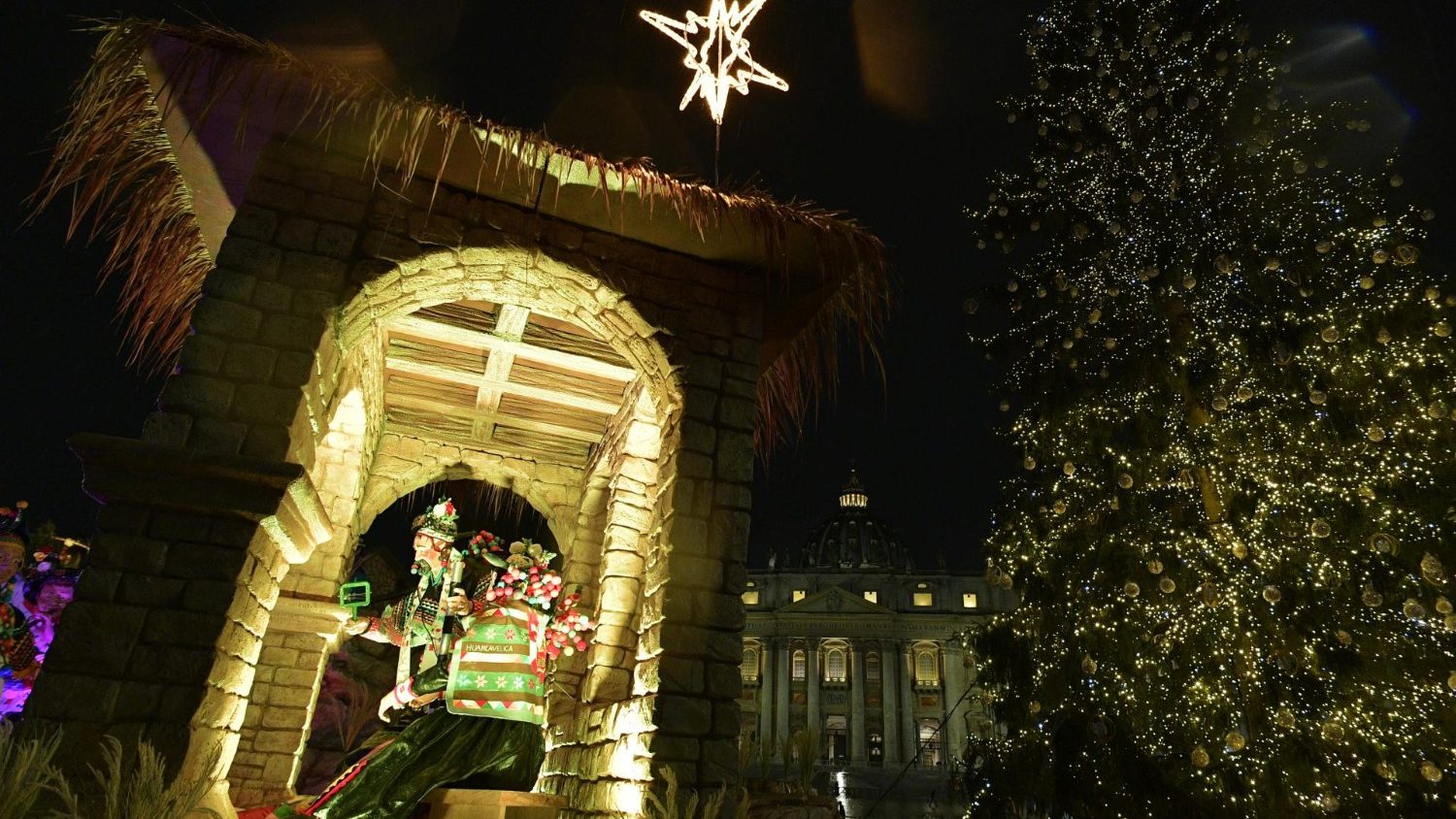 Inaugurados Presépio e árvore de Natal na Praça São Pedro - Vatican News