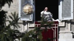 Papa Francisco na janela do apartamento pontifício para o Angelus acena para os fiéis na Praça São Pedro