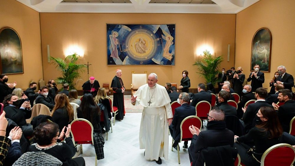Pápež s organizátormi a umelcami vatikánskeho vianočného koncertu