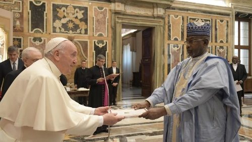 El Santo Padre hace entrega de las cartas credenciales a los embajadores
