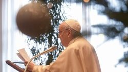 Papa Francesco durante il discorso di augurio della Curia Romana