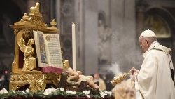 Le Pape François encense l'Enfant Jésus au début de la messe de l'Épiphanie, le 6 janvier 2022 à la basilique Saint-Pierre.