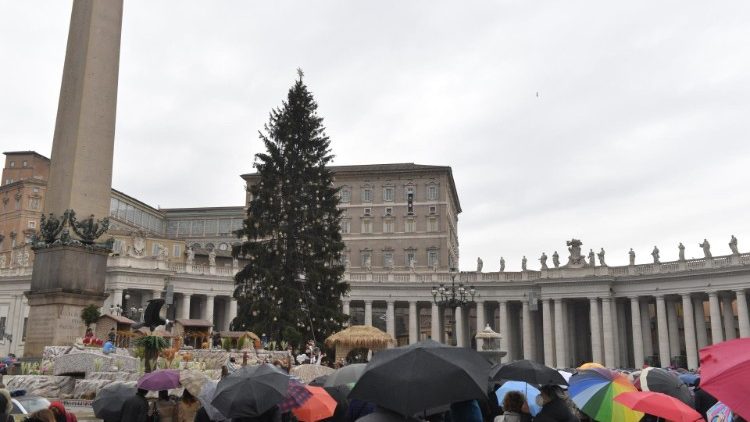 Piazza San Pietro durante l'Angelus del Papa