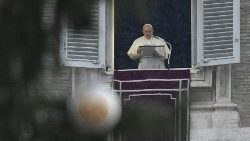 Papa Francesco durante la recita dell'Angelus di questa domenica 