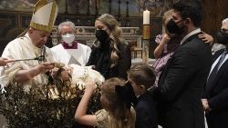Santa Missa com Batismos na Capela Sistina