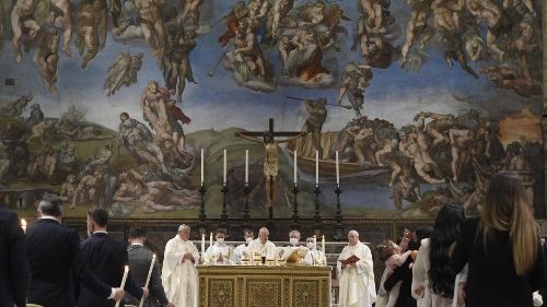 Il Papa battezza 16 bimbi. Ai genitori: fateli crescere con la luce ricevuta oggi